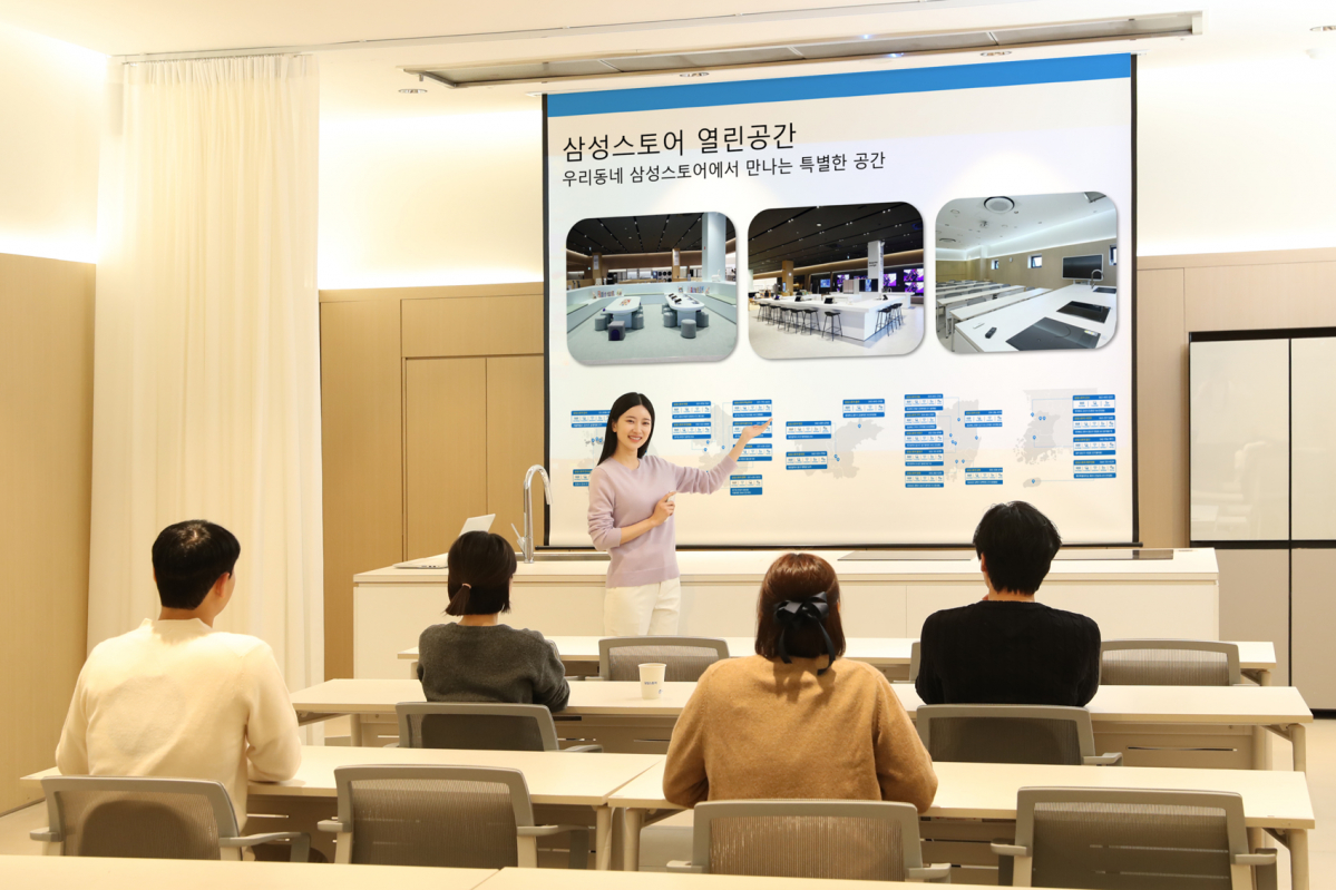 ▲삼성전자의 오프라인 매장인 삼성스토어가 매장 내 강의실을 모임 장소로 무상 대여하는 '열린공간 서비스'를 전국 27개 매장에서 본격 운영한다. 삼성스토어 부천중동점에서 해당 서비스를 소개하는 모습. (사진제공=삼성전자)
