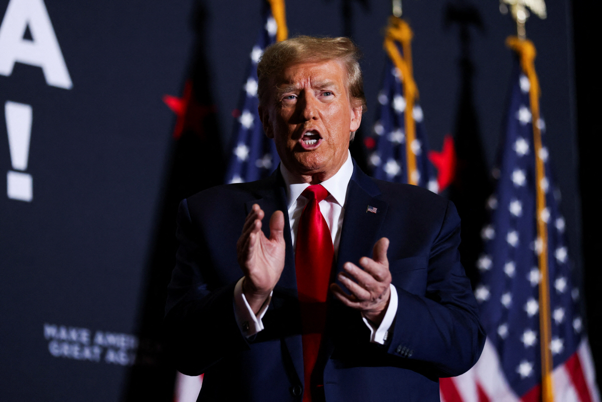 ▲미국 대선 공화당 유력 예비후보인 도널드 트럼프 전 대통령이 14일(현지시간) 사우스캐롤라이나주 노스찰스턴에서 유세하며 손뼉을 치고 있다. 노스찰스턴(미국)/로이터연합뉴스
