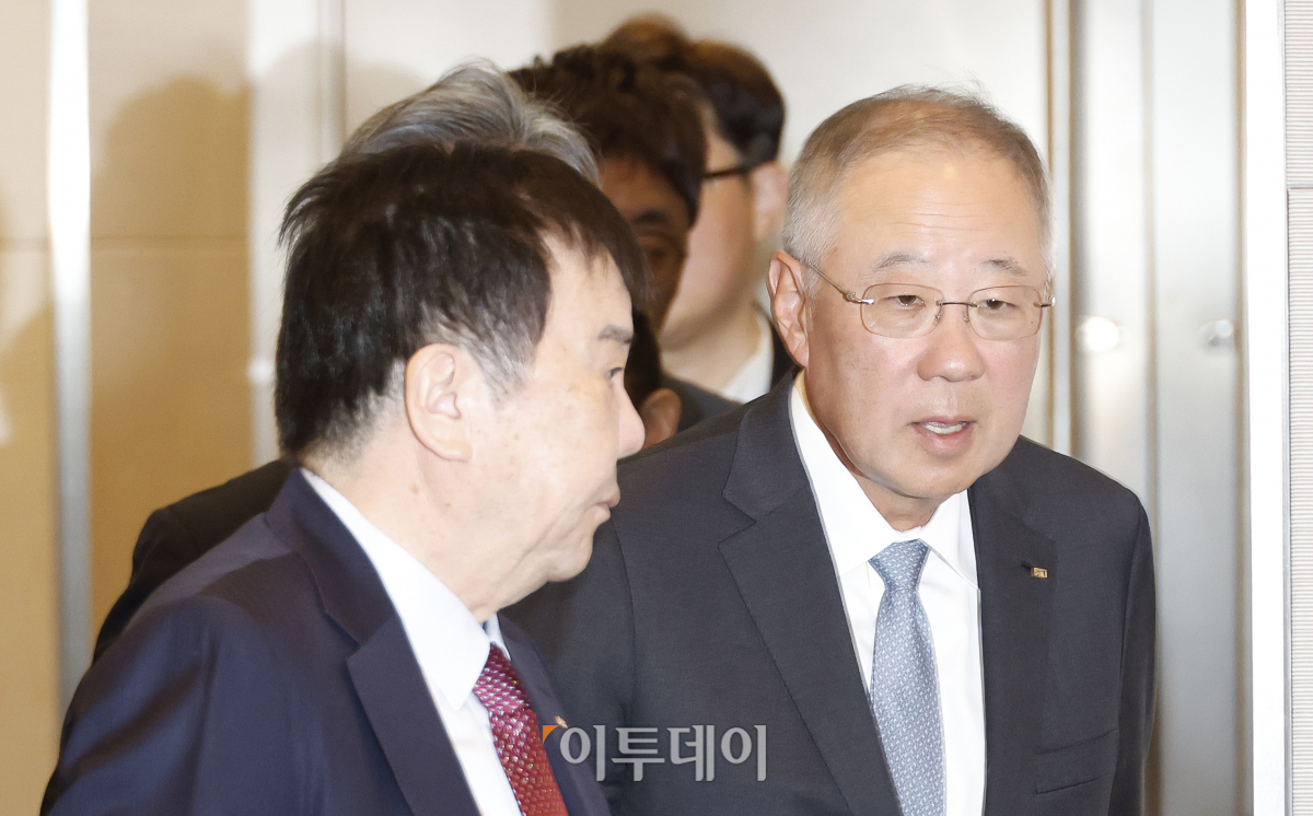 ▲류진(오른쪽) 한국경제인연합회 회장이 16일 서울 영등포구 FKI타워컨퍼런스센터에서 열린 한국경제인협회 제63회 정기총회에 참석하고 있다. 조현호 기자 hyunho@