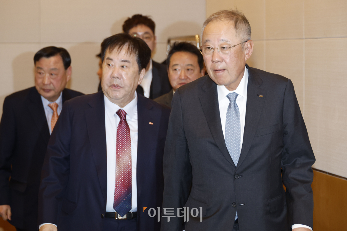 ▲류진(오른쪽) 한국경제인연합회 회장이 16일 서울 영등포구 FKI타워컨퍼런스센터에서 열린 한국경제인협회 제63회 정기총회에 참석하고 있다. 조현호 기자 hyunho@