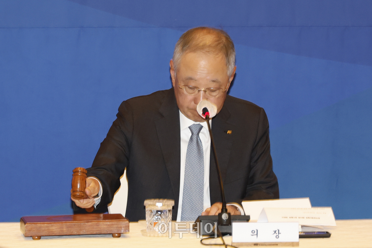 ▲류진 한국경제인연합회 회장이 16일 서울 영등포구 FKI타워컨퍼런스센터에서 열린 한국경제인협회 제63회 정기총회에서 의사봉을 두드리고 있다. 조현호 기자 hyunho@