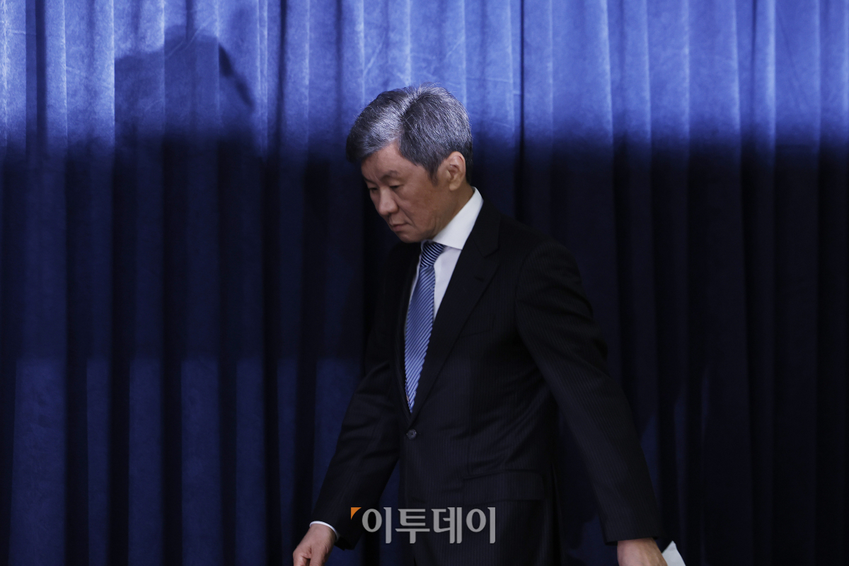 ▲정몽규 대한축구협회(KFA) 회장이 16일 오후 서울 종로구 축구회관에서 축구대표팀 사안관련 KFA 임원회의를 마친 후 입장문 발표를 위해 기자회견장에 입장하고 있다. 조현호 기자 hyunho@