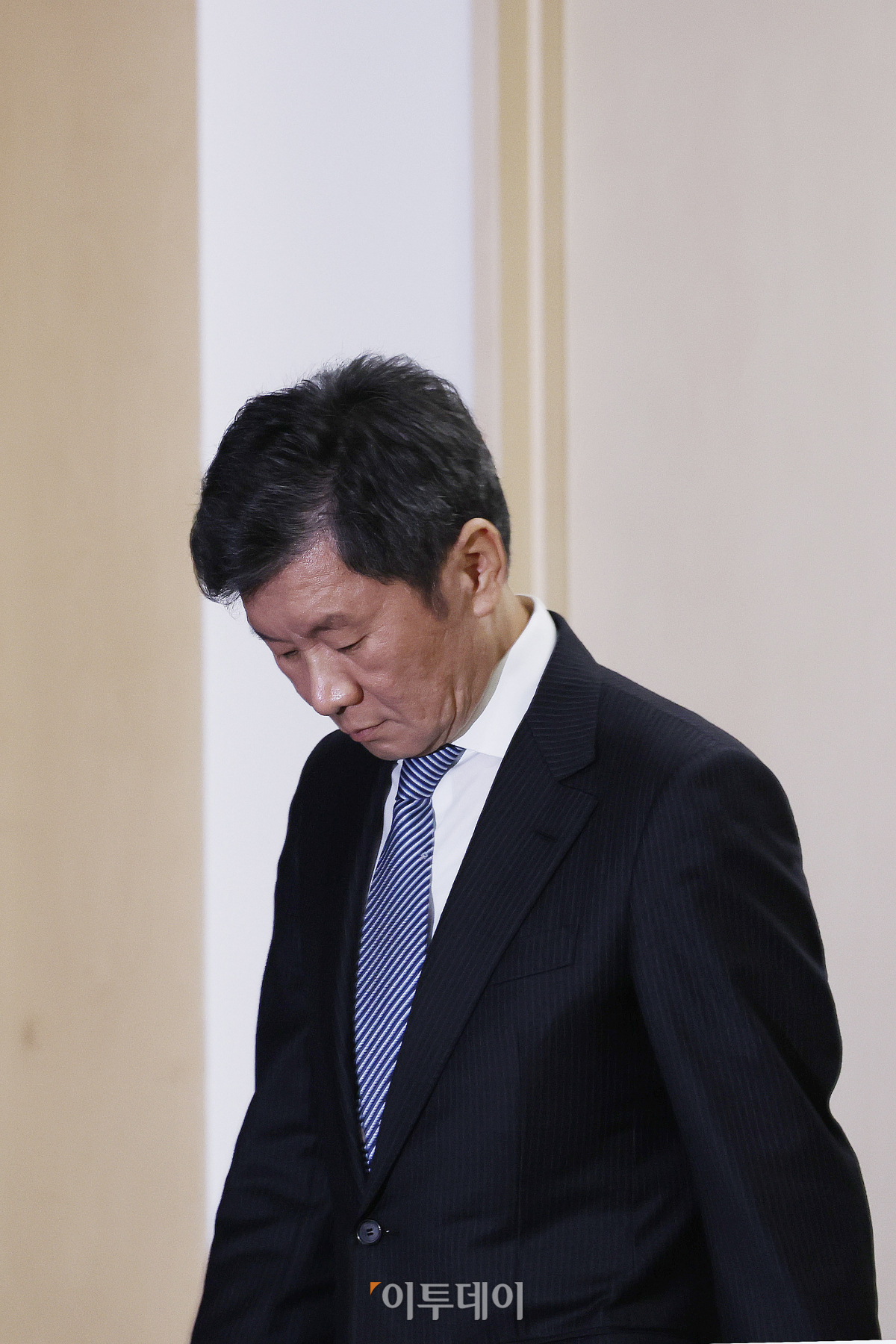 ▲정몽규 대한축구협회(KFA) 회장이 16일 오후 서울 종로구 축구회관에서 축구대표팀 사안관련 KFA 임원회의를 마친 후 입장문 발표를 위해 기자회견장에 입장하고 있다. 조현호 기자 hyunho@