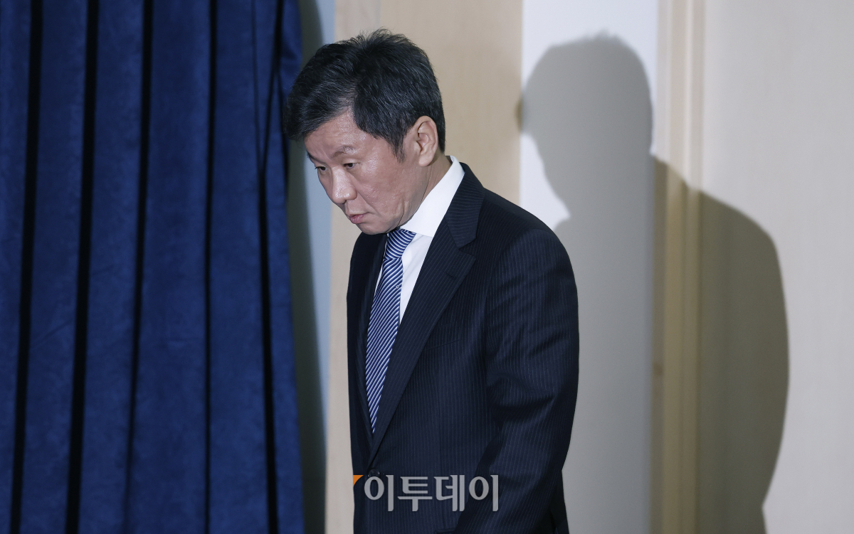 ▲정몽규 대한축구협회(KFA) 회장이 16일 오후 서울 종로구 축구회관에서 축구대표팀 사안관련 KFA 임원회의를 마친 후 입장문 발표를 위해 기자회견장에 입장하고 있다. 조현호 기자 hyunho@