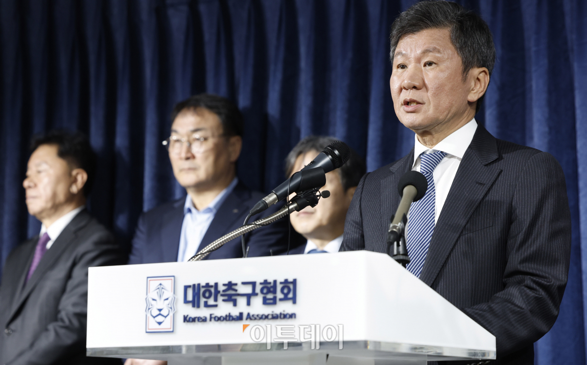 ▲정몽규 대한축구협회(KFA) 회장이 16일 오후 서울 종로구 축구회관에서 축구대표팀 사안관련 KFA 임원회의를 마친 후 입장문 발표를 하고 있다. 조현호 기자 hyunho@