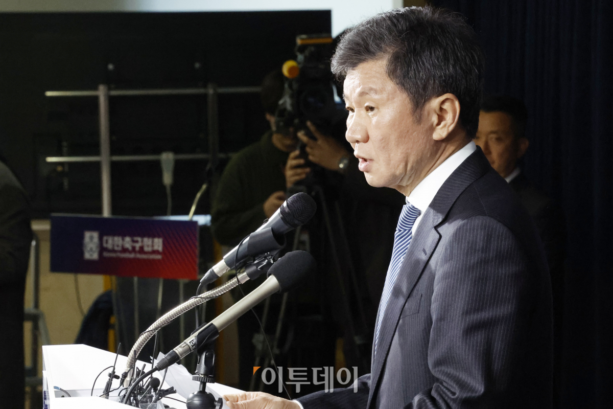 ▲정몽규 대한축구협회(KFA) 회장이 16일 오후 서울 종로구 축구회관에서 축구대표팀 사안관련 KFA 임원회의를 마친 후 입장문 발표를 하고 있다. 조현호 기자 hyunho@