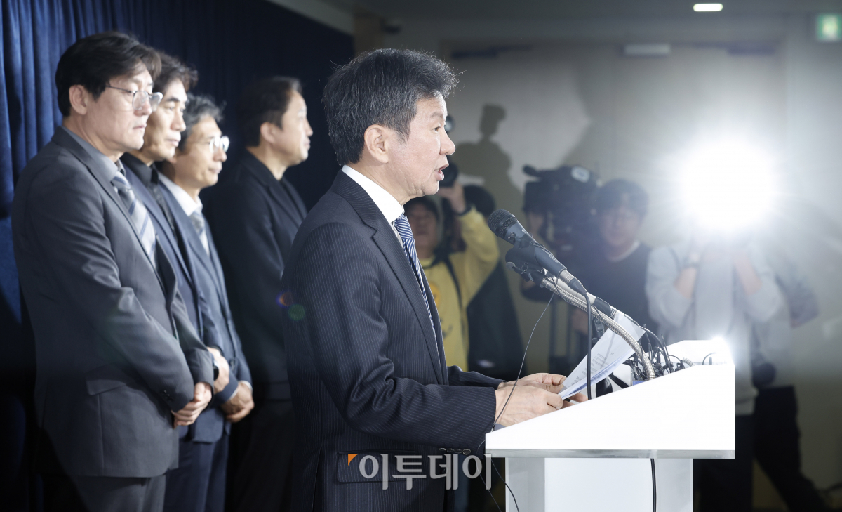 ▲정몽규 대한축구협회(KFA) 회장이 16일 오후 서울 종로구 축구회관에서 축구대표팀 사안관련 KFA 임원회의를 마친 후 입장문 발표를 하고 있다. 조현호 기자 hyunho@