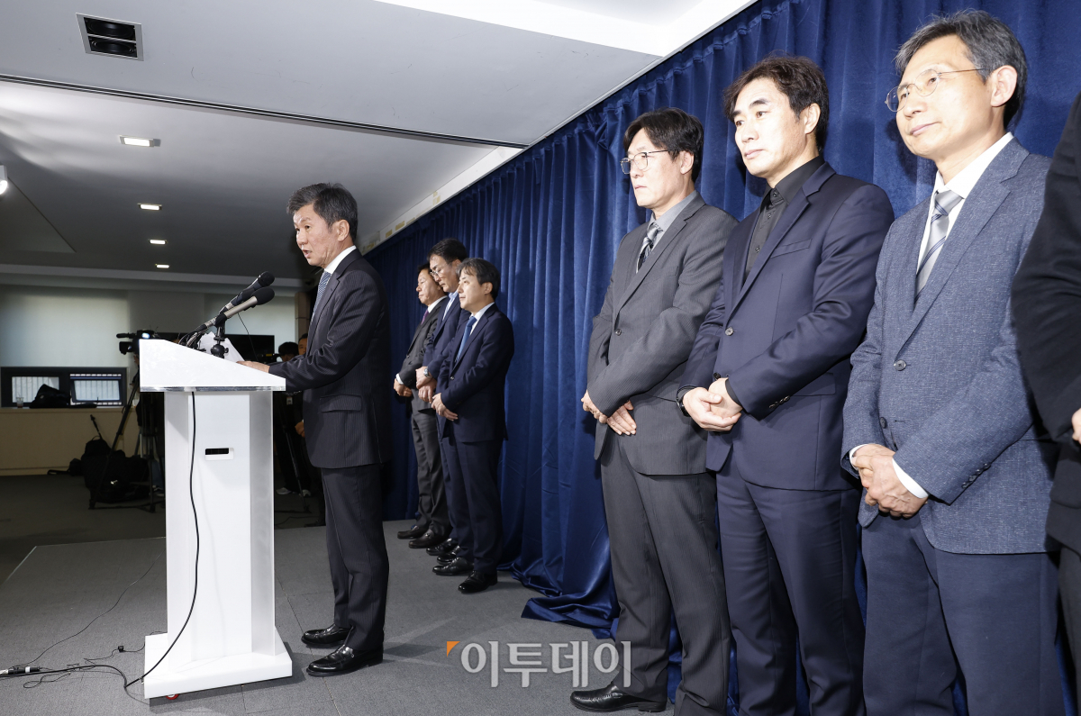 ▲정몽규 대한축구협회(KFA) 회장이 16일 오후 서울 종로구 축구회관에서 축구대표팀 사안관련 KFA 임원회의를 마친 후 입장문 발표를 하고 있다. 조현호 기자 hyunho@