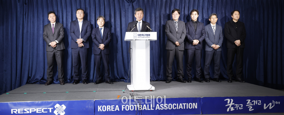 ▲정몽규 대한축구협회(KFA) 회장이 16일 오후 서울 종로구 축구회관에서 축구대표팀 사안관련 KFA 임원회의를 마친 후 입장문 발표를 하고 있다. 조현호 기자 hyunho@