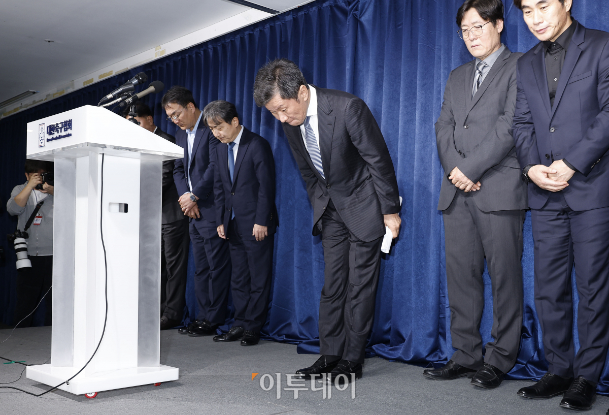 ▲정몽규 대한축구협회(KFA) 회장이 16일 오후 서울 종로구 축구회관에서 축구대표팀 사안관련 KFA 입장문 발표를 마친 후 고개 숙여 인사를 하고 있다. 조현호 기자 hyunho@