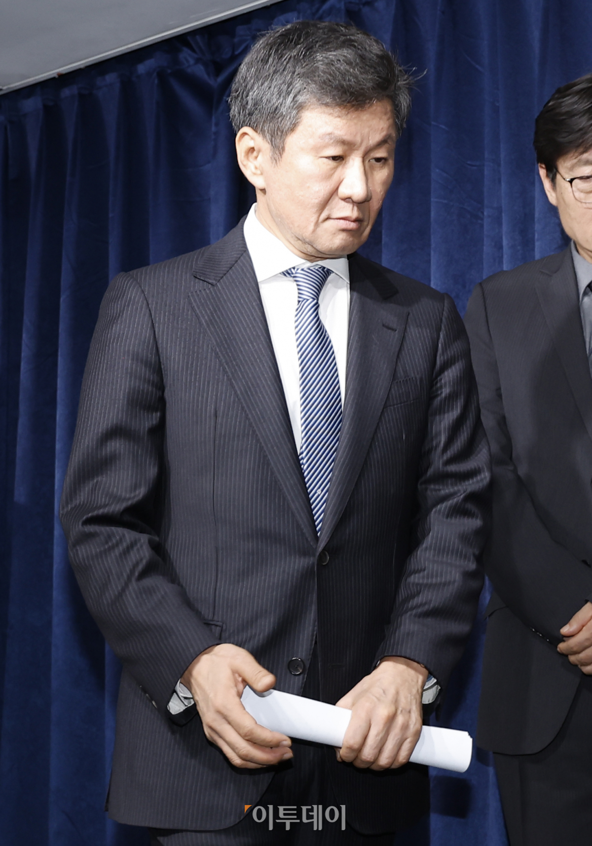 ▲정몽규 대한축구협회(KFA) 회장이 16일 오후 서울 종로구 축구회관에서 축구대표팀 사안관련 KFA 입장문 발표를 마친 후 기자회견장을 나서고 있다. 조현호 기자 hyunho@