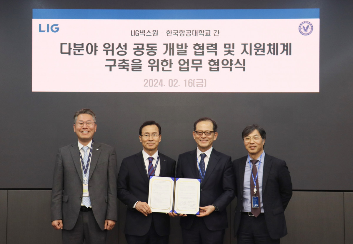 ▲신익현 LIG넥스원 사장(왼쪽 두번째), 허희영 한국항공대학교 총장(오른쪽 두번째) 등 주요 참석자들이 ‘다분야 위성 공동개발 협력 및 지원체계 구축’을 위한  양해각서(MOU)에 서명한 후 기념 촬영을 하고 있다. (사진제공=LIG넥스원)