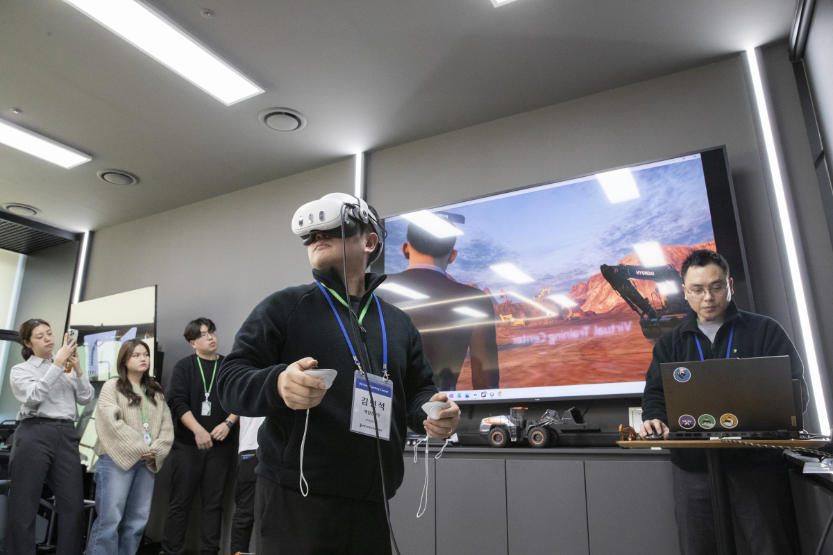▲VR 검증 협업 플랫폼을 체험하고 있다. (사진제공=HD현대사이트솔루션)