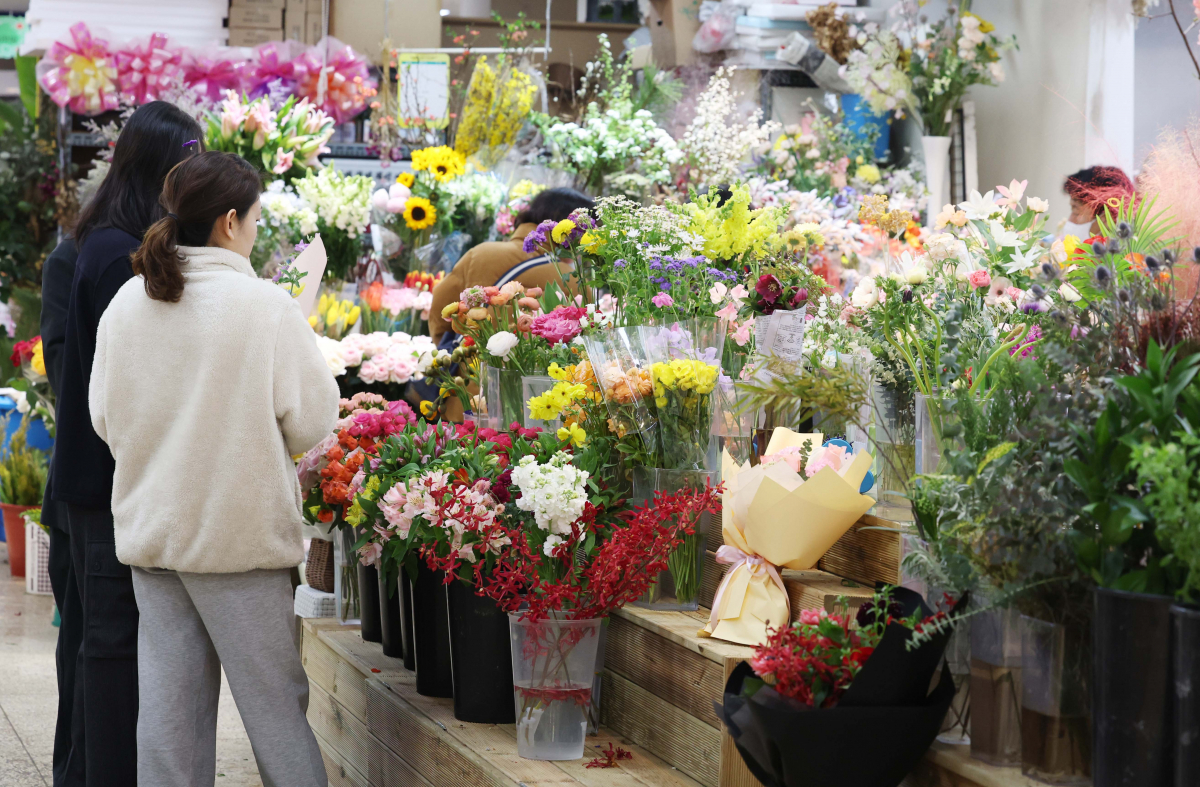 ▲절기상 우수(雨水)를 하루 앞둔 18일 전국이 포근한 날씨를 보인 가운데 서울 서초구 양재화훼공판장 소매시장을 찾은 시민들이 형형색색의 꽃을 구경하고 있다. 기상청은 이날부터 우수인 19일까지 전국이 대체로 흐리고 비가 오겠다고 예보했다. 신태현 기자 holjjak@