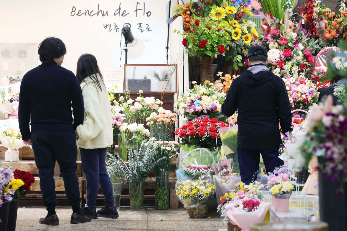 ▲절기상 우수(雨水)를 하루 앞둔 18일 전국이 포근한 날씨를 보인 가운데 서울 서초구 양재화훼공판장 소매시장을 찾은 시민들이 형형색색의 꽃을 구경하고 있다. 기상청은 이날부터 우수인 19일까지 전국이 대체로 흐리고 비가 오겠다고 예보했다. 신태현 기자 holjjak@