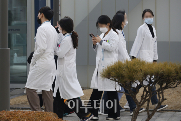 ▲13일 서울의 한 대학병원에서 의료진들이 발걸음을 옮기고 있다.  (이투데이DB)
