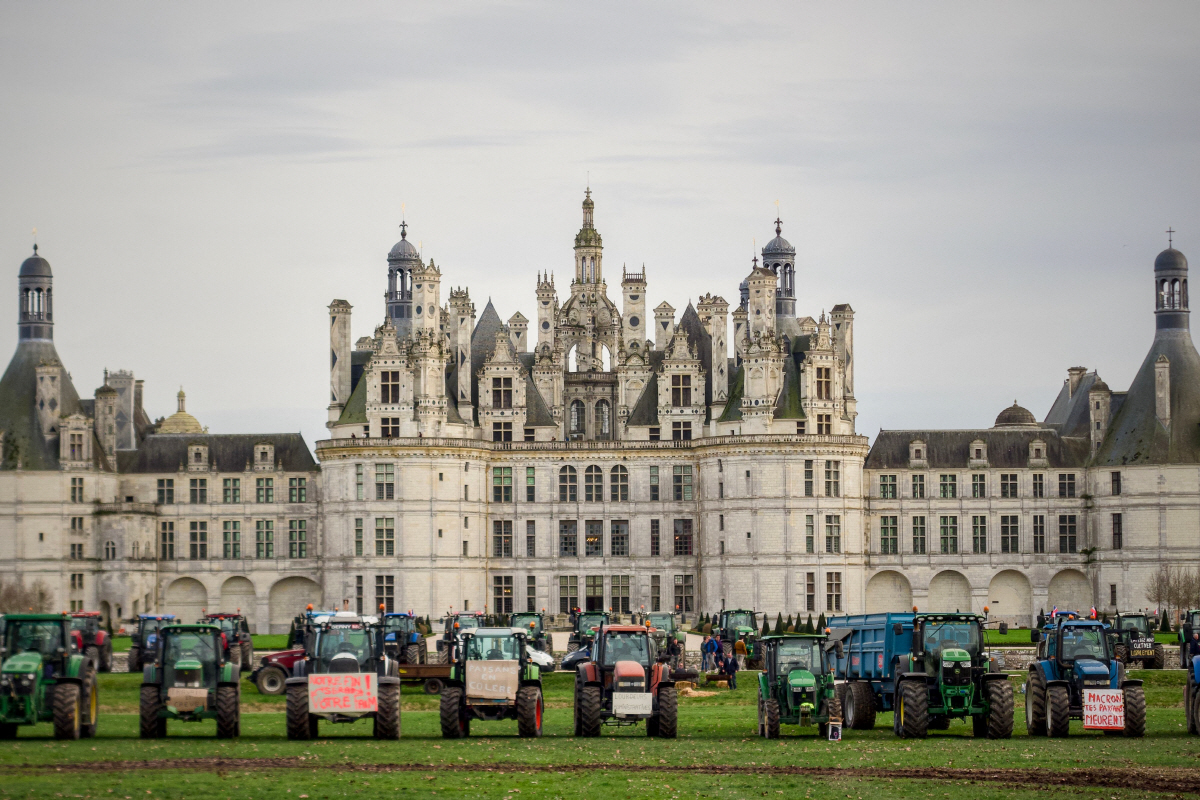 ▲프랑스 샹보르성에서 15일(현지시간) 농민들이 정부의 농업 정책에 반대하며 트랙터 시위를 벌이고 있다. 샹보르(프랑스)/AFP연합뉴스
