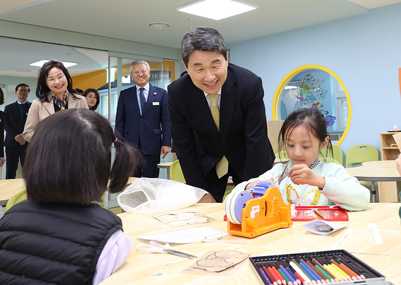 ▲이주호 사회부총리 겸 교육부 장관이 지난해 11월 29일 경남 창원시 상남초등학교에 위치한 거점통합돌봄센터 ‘늘봄 상남’을 현장 방문하고 있다. (교육부)