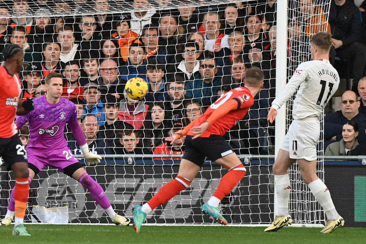 ▲19일(한국시간) 맨체스터유나이티드의 공격수 호일룬이 영국 루턴의 케닐워스 로드에서 열린 2023-24 잉글랜드 프리미어리그(EPL) 25라운드 전반 7분 행운의 추가골을 터트렸다. 이날 호일룬은 멀티골을 작성하며 팀의 2-1 승리를 견인함과 동시에 이번 시즌 EPL 6경기 연속 득점(총 7골)을 기록하며 EPL 역사상 최연소 기록을 작성했다. (AFP/연합뉴스)
