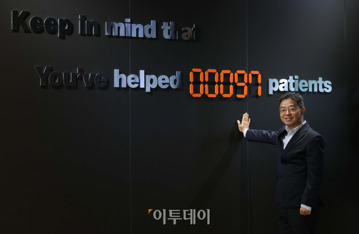 ▲김건수 큐로셀 대표가 15일 대전 유성구 큐로셀 본사에서 이투데이와 인터뷰에 앞서 포즈를 취하고 있다. 김 대표의 뒤로 지금까지 ‘안발셀’을 투여한 환자의 숫자가 실시간으로 집계되고 있다. 신태현 기자 holjjak@