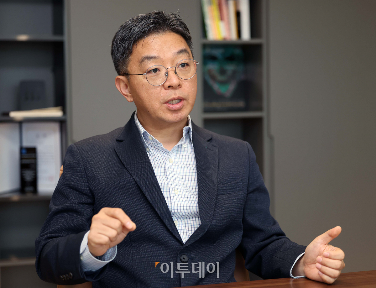 ▲김건수 큐로셀 대표가 15일 대전 유성구 큐로셀 본사에서 이투데이와 인터뷰를 갖고 있다. 신태현 기자 holjjak@