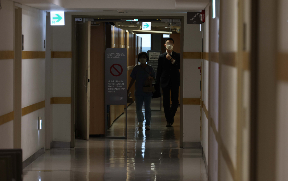 ▲정부의 의과대학 정원 확대에 반발해 국내 5대 대형병원(서울대·세브란스·삼성서울·서울아산·서울성모병원) 전공의들이 집단으로 사직서를 내는 등 ‘의료대란’ 우려가 커지는 가운데 정부는 19일 모든 전공의들에게 진료유지명령을 발령했다. 이날 서울의 한 대학병원 전공의 전용공간이 적막하다. 세브란스병원 소아청소년과 등 일부 전공의들은 하루 앞선 이날 사직서를 제출하고 근무를 중단하기로 결정했다. 신태현 기자 holjjak@