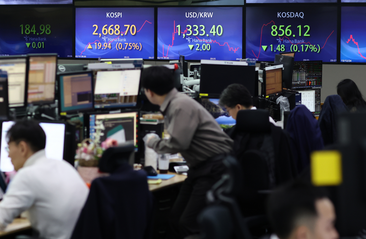 ▲코스피가 장 초반 2660대에서 강보합세를 보이고 있는 19일 오전 서울 중구 하나은행 딜링룸에서 딜러들이 업무를 보고 있다.  (출처=연합뉴스)