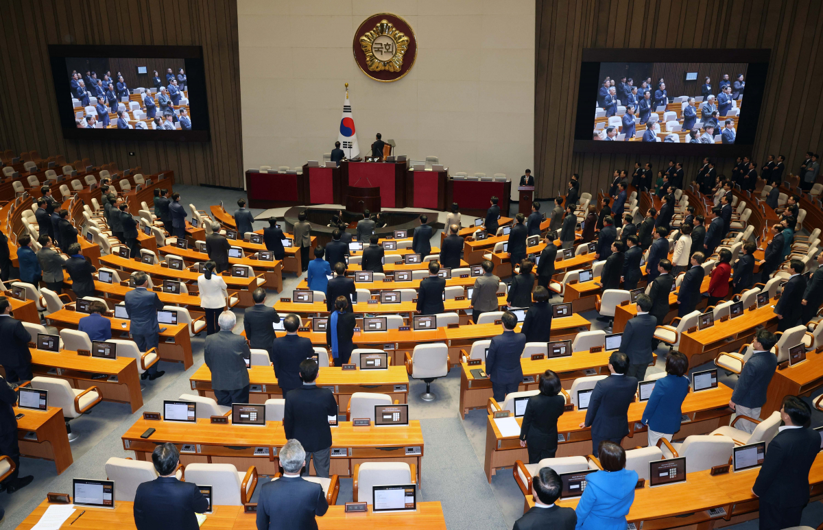▲19일 서울 여의도 국회에서 열린 제413회 국회(임시회) 개회식에서 의원들이 국민의례를 하고있다. 신태현 기자 holjjak@