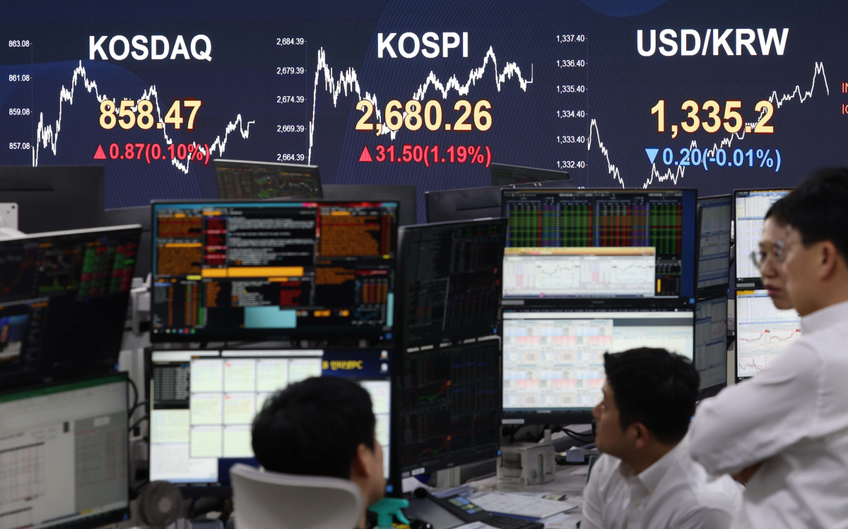 ▲코스피가 외국인과 기관의 매수세에 2680선을 돌파하며 장을 마친 19일 서울 여의도 KB국민은행 스마트딜링룸 전광판에 코스피 지수가 전 거래일 대비 31.50포인트(1.19%) 상승한 2680.26을 나타내고 있다. 코스피가 2680선으로 마감한 것은 지난 2022년 5월 30일( 2685.90) 이후 1년 9개월 만이다. 신태현 기자 holjjak@