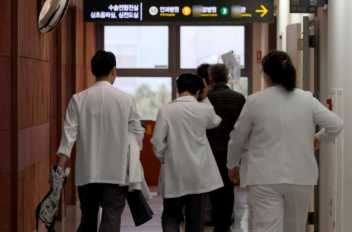 ▲정부의 의과대학 정원 확대에 반발해 국내 5대 대형병원(서울대·세브란스·삼성서울·서울아산·서울성모병원) 전공의들이 집단으로 사직서를 내는 등 ‘의료대란’ 우려가 커지는 가운데 정부는 19일 모든 전공의들에게 진료유지명령을 발령했다. 이날 서울의 한 대학병원에서 의료진이 발걸음을 옮기고 있다. 세브란스병원 소아청소년과 등 일부 전공의들은 하루 앞선 이날 사직서를 제출하고 근무를 중단하기로 결정했다. (신태현 기자 holjjak@)