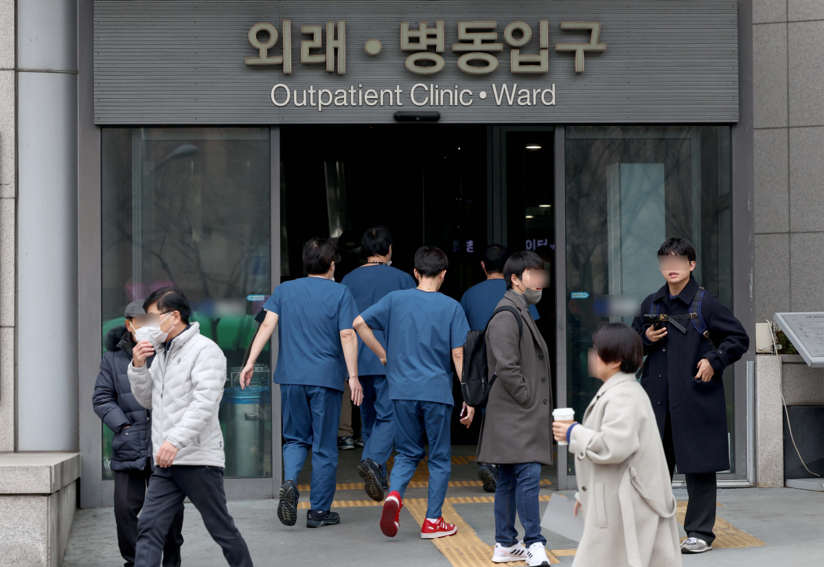 ▲전공의 집단사직으로 ‘의료대란’이 현실화되는 가운데 20일 서울의 한 대학병원으로 의료진이 들어서고 있다. (신태현 기자 holjjak@)