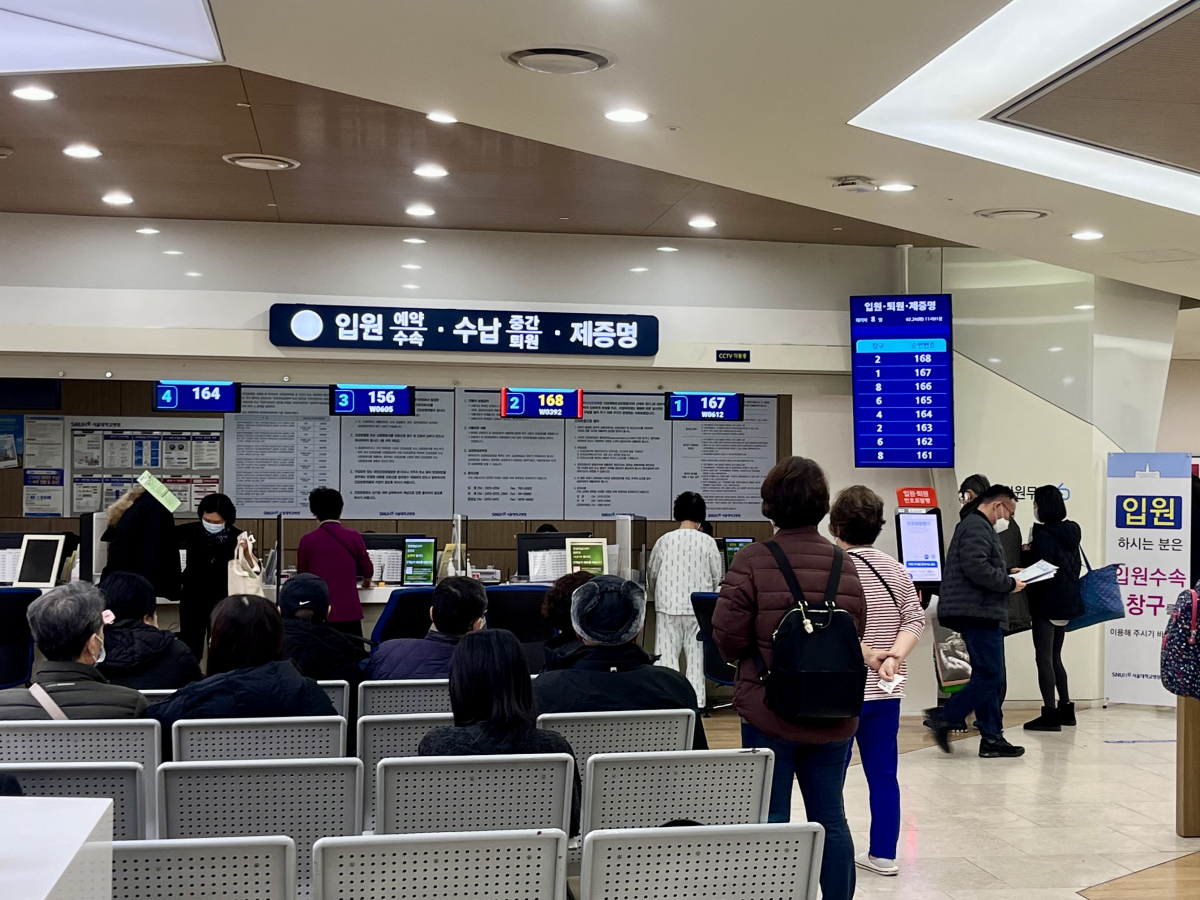 ▲20일 오전 서울 종로구에 위치한 서울대병원 본관 2층을 방문한 환자들 모습. (정유정 기자)