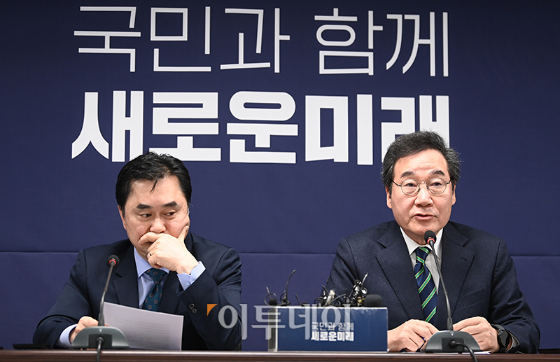 ▲이낙연(오른쪽) 개혁신당 공동대표와 김종민 최고위원이 20일 서울 여의도 새로운미래 당사에서 개혁신당과의 결별 기자회견을 하고 있다. 고이란 기자 photoeran@