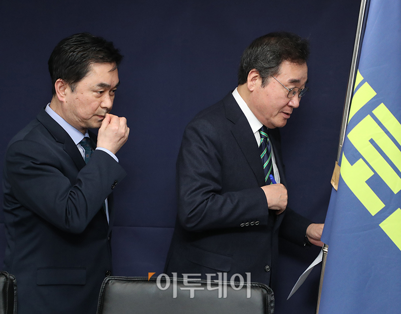▲이낙연(오른쪽) 개혁신당 공동대표와 김종민 최고위원이 20일 서울 여의도 새로운미래 당사에서 개혁신당과의 결별 기자회견을 마치고 퇴장하고 있다. 고이란 기자 photoeran@