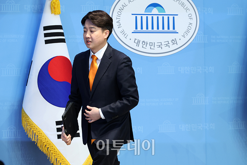 ▲이준석 개혁신당 공동대표가 20일 서울 여의도 국회 소통관에서 이낙연 공동대표 합당 철회 관련 기자회견을 마치고 퇴장하고 있다. 고이란 기자 photoeran@