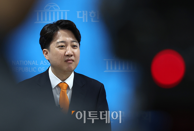 ▲이준석 개혁신당 공동대표가 20일 서울 여의도 국회 소통관에서 이낙연 공동대표 합당 철회 관련 기자회견을 마치고 취재진 질문에 답하고 있다. 고이란 기자 photoeran@