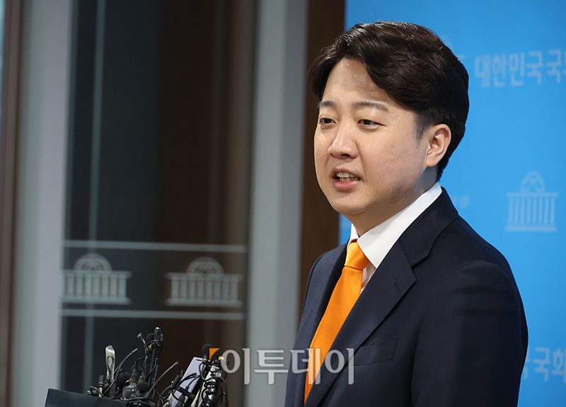 ▲이준석 개혁신당 공동대표가 20일 서울 여의도 국회 소통관에서 이낙연 공동대표 합당 철회 관련 기자회견을 마치고 취재진 질문에 답하고 있다. 고이란 기자 photoeran@