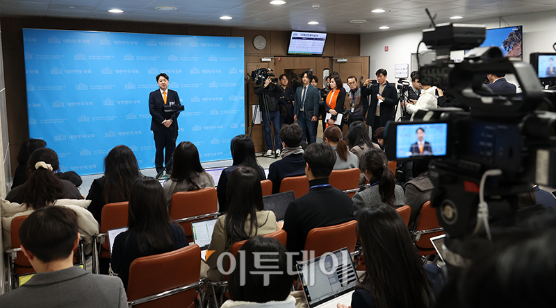 ▲이준석 개혁신당 공동대표가 20일 서울 여의도 국회 소통관에서 이낙연 공동대표 합당 철회 관련 기자회견을 마치고 취재진 질문에 답하고 있다. 고이란 기자 photoeran@