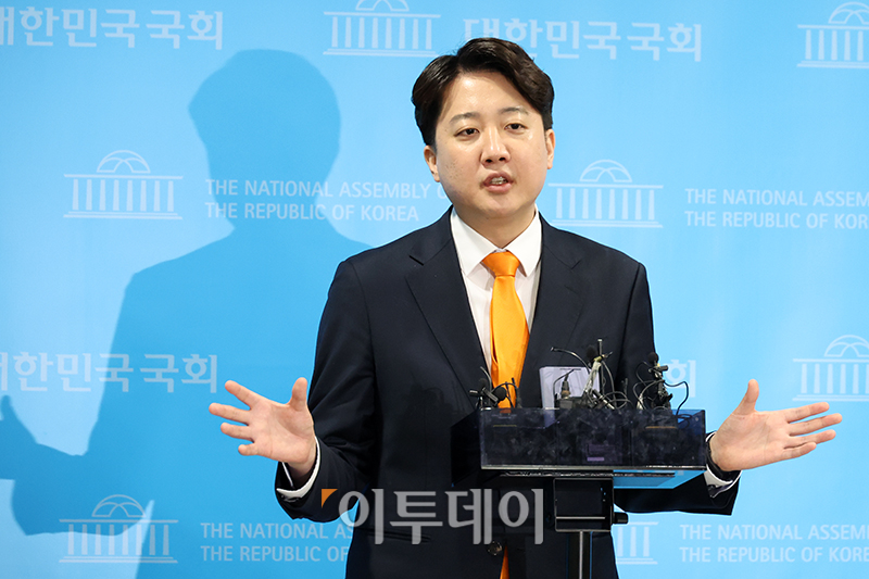 ▲이준석 개혁신당 공동대표가 20일 서울 여의도 국회 소통관에서 이낙연 공동대표 합당 철회 관련 기자회견을 마치고 취재진 질문에 답하고 있다. 고이란 기자 photoeran@