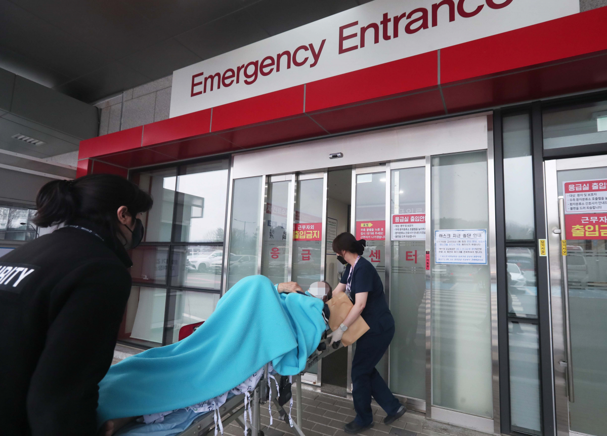 ▲전공의들의 집단 사직으로 의료대란이 가시화하며 정부가 군병원 12곳 응급실을 민간인에게 개방한 20일 오전 한 민간인 응급 환자가 경기도 성남시 국군수도병원 응급실로 이송되고 있다. 사진공동취재단