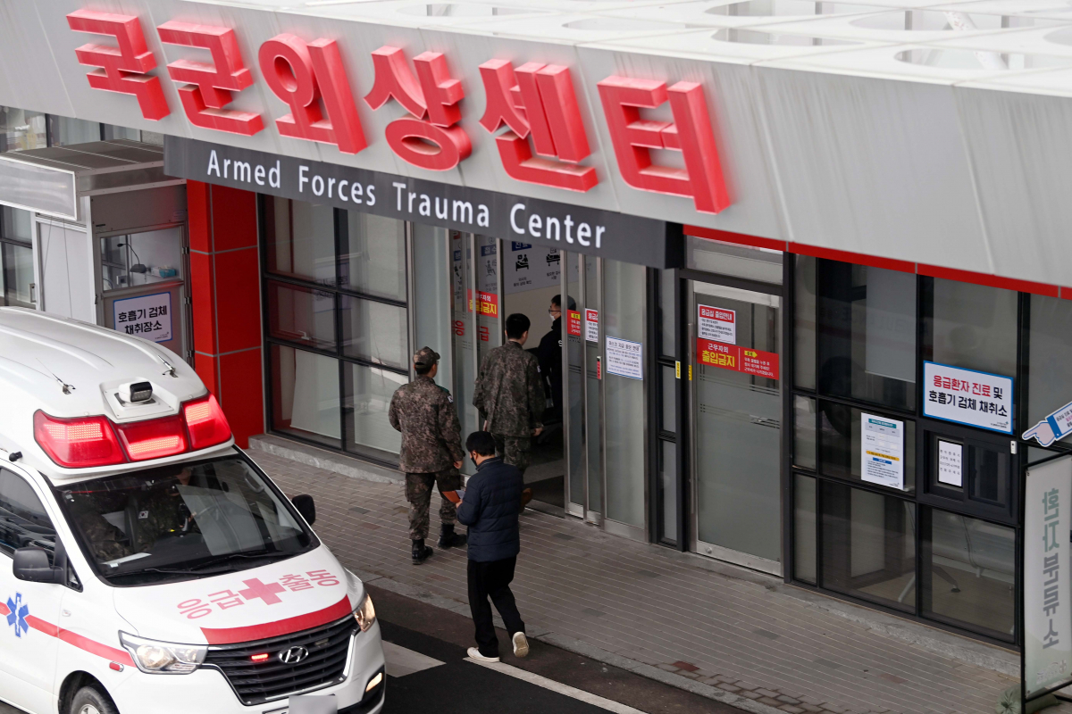 ▲의과대학 정원 확대에 반발하는 전공의들의 집단사직으로 '의료대란'이 가시화하면서 정부가 공공 의료기관과 군 병원을 총동원하기로 한 20일 오전 경기 성남시 분당구 국군수도병원으로 응급차량이 도착하고 있다. 사진공동취재단