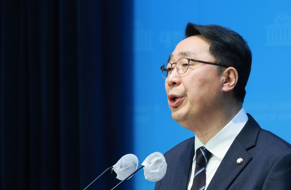 ▲<YONHAP PHOTO-3293> 윤영찬, "하위 10% 통보 받아…굴복하지 않겠다"    (서울=연합뉴스) 한종찬 기자 = 더불어민주당 윤영찬 의원이 20일 오후 국회 소통관에서 기자회견을 열고 발언하고 있다. 2024.2.20    saba@yna.co.kr/2024-02-20 16:26:15/<저작권자 ⓒ 1980-2024 ㈜연합뉴스. 무단 전재 재배포 금지, AI 학습 및 활용 금지>