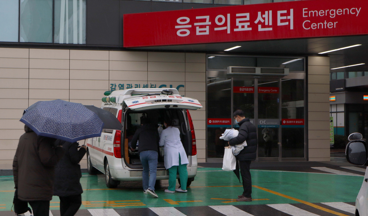 ▲'빅5' 병원을 필두로 시작된 전공의들의 근무지 이탈이 21일 이틀째 이어지면서 '의료대란' 불안감이 커지고 있다. 이날 서울의 한 대학병원에서 관계자들이 환자를 구급차에 태우고 있다. 정부는 지금까지 전체의 절반에 가까운 전공의들이 사직서를 냄에 따라, 남은 절반 전공의들의 움직임에 촉각을 곤두세우며 비상진료대책에 매진하고 있다. 정부와 의료계에 따르면 19일 오후 11시 기준 주요 100개 수련병원을 점검한 결과, 이들 병원의 소속 전공의 55% 수준인 6415명이 사직서를 제출했다. 이들 100개 병원에는 전체 전공의 1만3000명의 약 95%가 근무한다. 신태현 기자 holjjak@