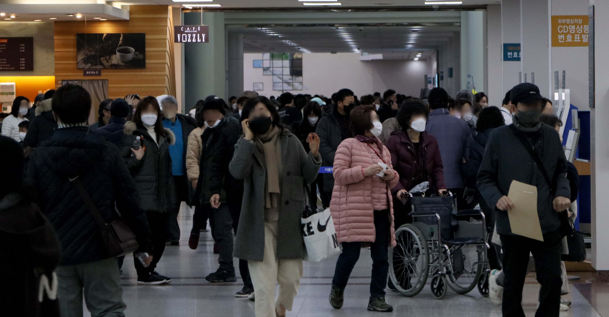 ▲'빅5' 병원을 필두로 시작된 전공의들의 근무지 이탈이 21일 이틀째 이어지면서 '의료대란' 불안감이 커지고 있다. 이날 서울의 한 대학병원이 시민들로 붐비고 있다. 정부는 지금까지 전체의 절반에 가까운 전공의들이 사직서를 냄에 따라, 남은 절반 전공의들의 움직임에 촉각을 곤두세우며 비상진료대책에 매진하고 있다. 정부와 의료계에 따르면 19일 오후 11시 기준 주요 100개 수련병원을 점검한 결과, 이들 병원의 소속 전공의 55% 수준인 6415명이 사직서를 제출했다. 이들 100개 병원에는 전체 전공의 1만3000명의 약 95%가 근무한다. 신태현 기자 holjjak@