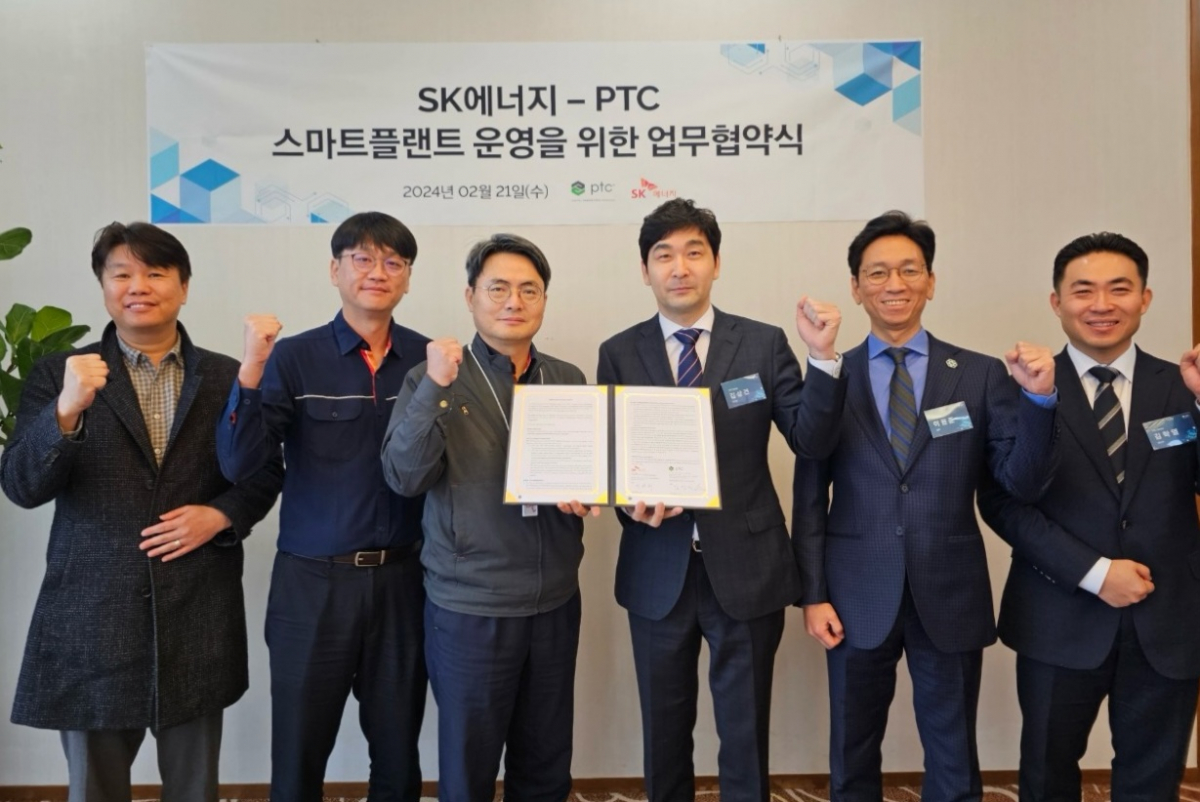 ▲서관희 SK에너지 기술·설비본부장(왼쪽 3번째)과 김상건 PTC코리아 지사장(왼쪽 4번째) 등 양사 관계자가 업무협약(MOU) 체결 후 기념촬영을 하고 있다. (사진제공=SK에너지)