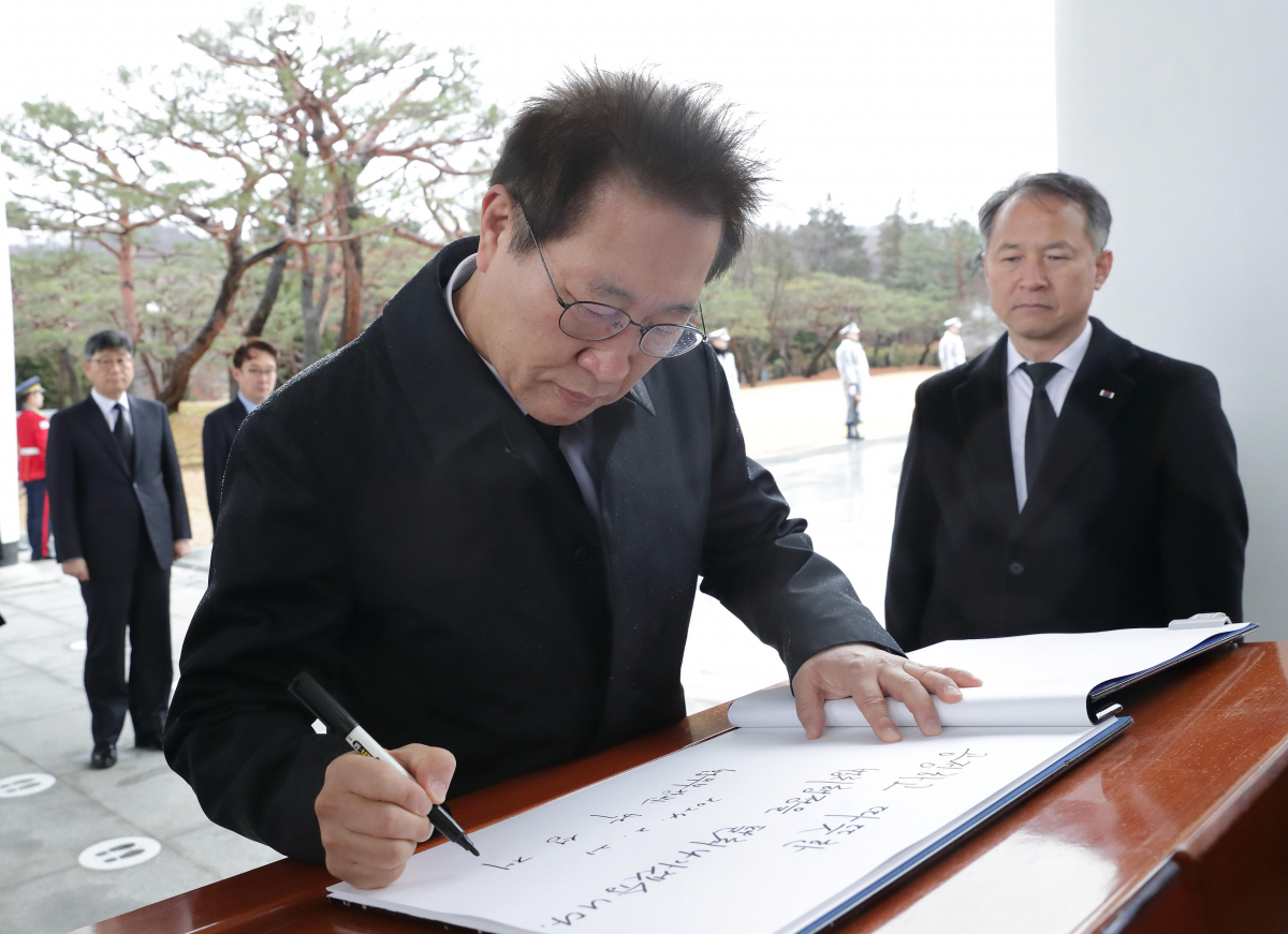 ▲박성재 법무부 장관이 21일 오전 서울 동작구 국립서울현충원을 참배한 뒤 방명록을 작성하고 있다. (사진=법무부 제공) (뉴시스)