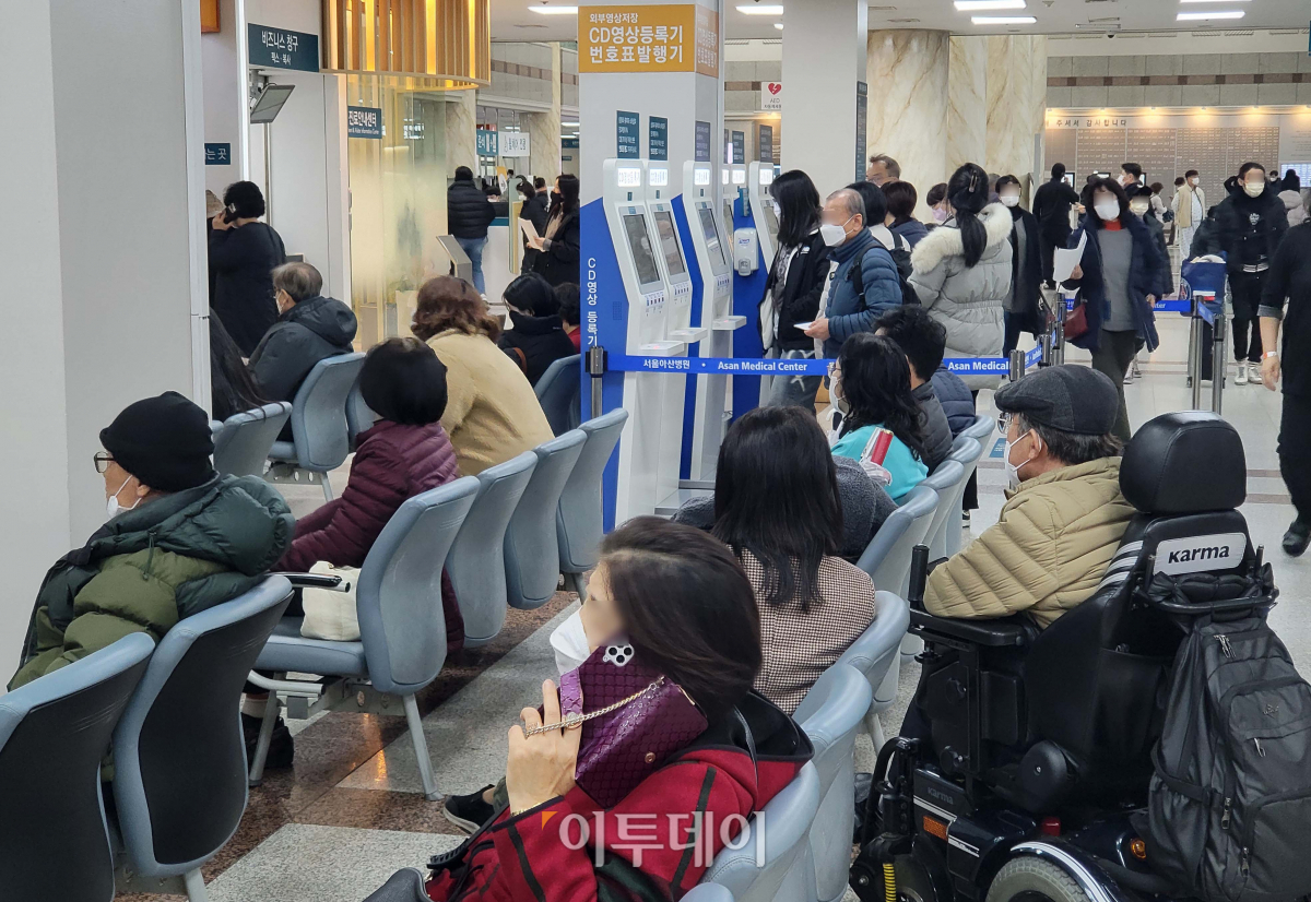 ▲ ‘빅5’ 병원을 필두로 시작된 전공의들의 근무지 이탈이 21일 이틀째 이어지면서 ‘의료대란’ 불안감이 커지고 있다. 이날 서울의 한 대학병원이 시민들로 붐비고 있다. (신태현 기자 holjjak@)