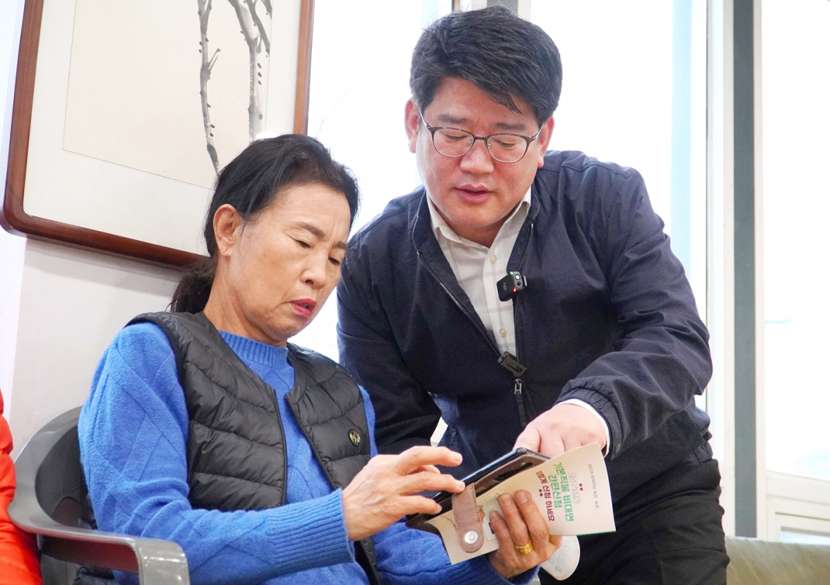 ▲권재한 농림축산식품부 농업혁신정책실장(오른쪽)이 21일 충남 부여에서 공익직불금 비대면 신청에 대해 설명하고 있다. (사진제공=농림축산식품부)