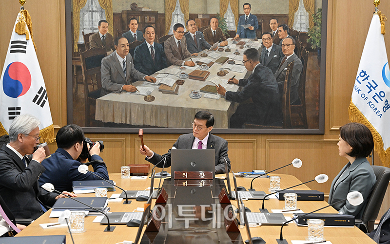 ▲이창용 한국은행 총재가 22일 서울 중구 한국은행에서 열린 금융통화위원회 통화정책방향 결정회의에서 의사봉을 두드리고 있다. 사진공동취재단