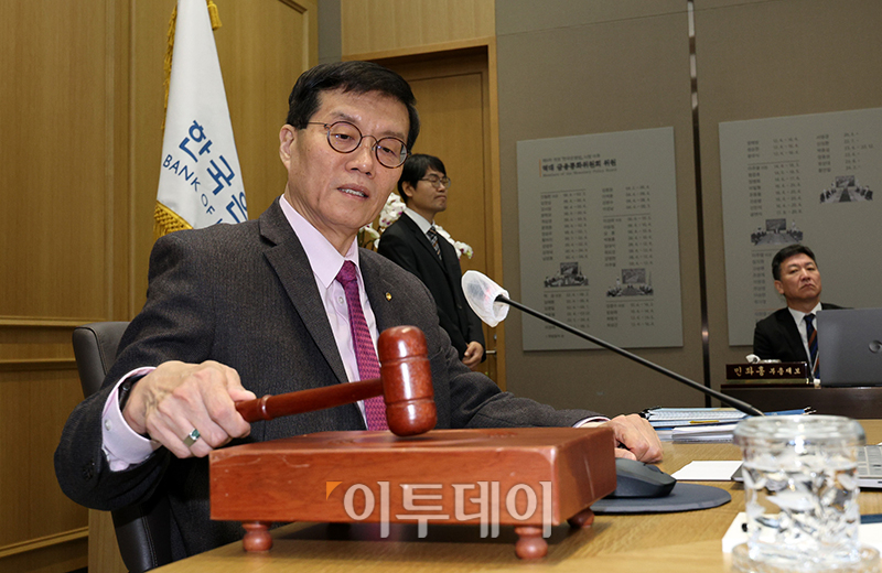 ▲이창용 한국은행 총재가 22일 서울 중구 한국은행에서 열린 금융통화위원회 통화정책방향 결정회의에서 의사봉을 두드리고 있다. 사진공동취재단